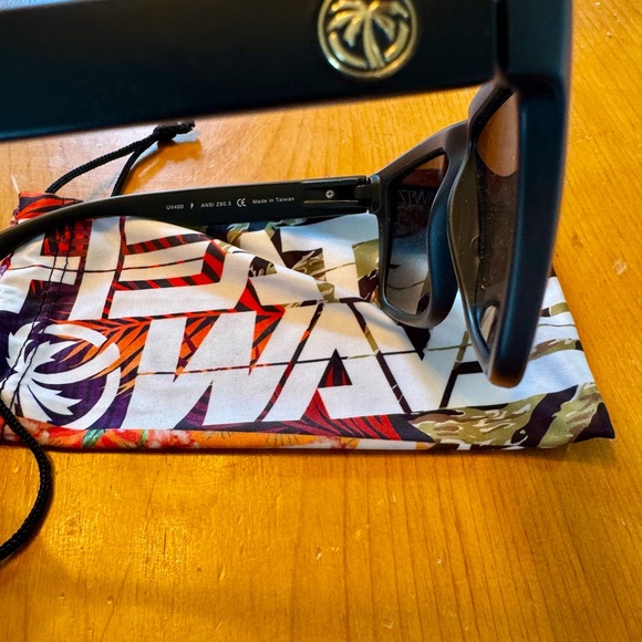 Heatwave Black Sunglasses with Protective Sleeve Brand New Without Tags - Picture 9 of 10